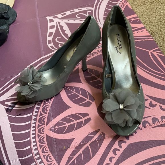 Gray open toe high heels with flower and gem - Picture 2 of 6
